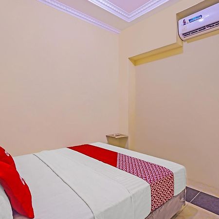 Oyo 92687 Alnindo Makaliwe Hotel Джакарта Екстериор снимка