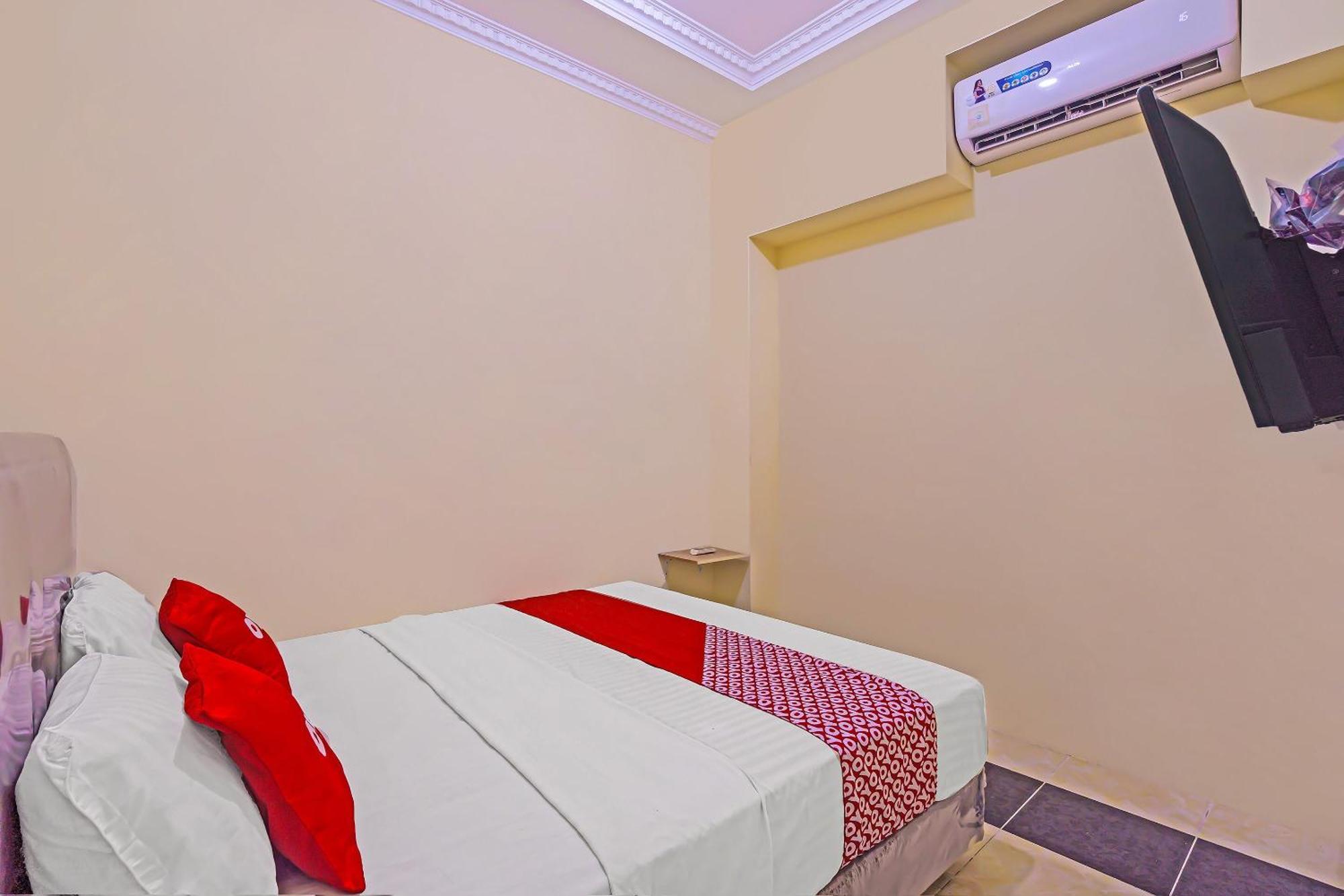 Oyo 92687 Alnindo Makaliwe Hotel Джакарта Екстериор снимка