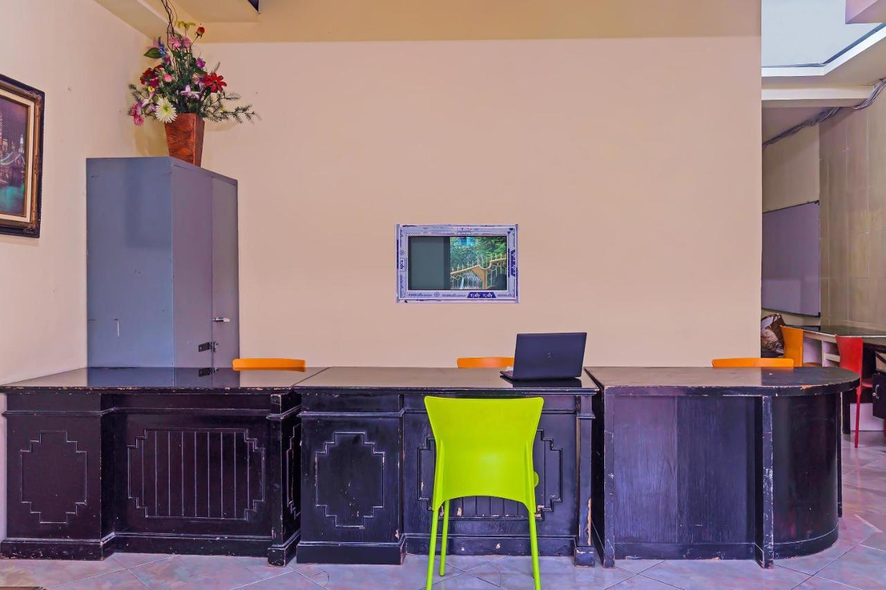 Oyo 92687 Alnindo Makaliwe Hotel Джакарта Екстериор снимка